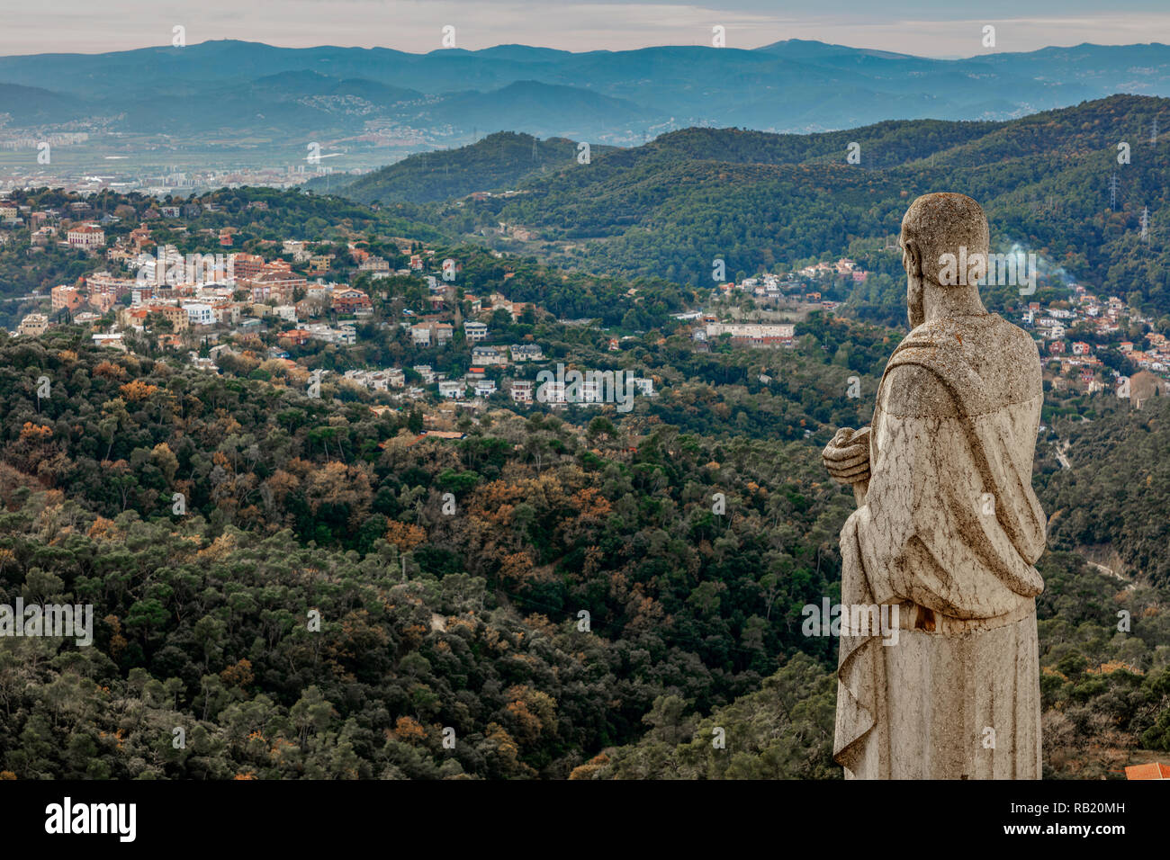 Blick über die Statuen der Sagrat Cor Kirche, Tibidabo, Barcelona, Katalonien, Spanien Stock Photo