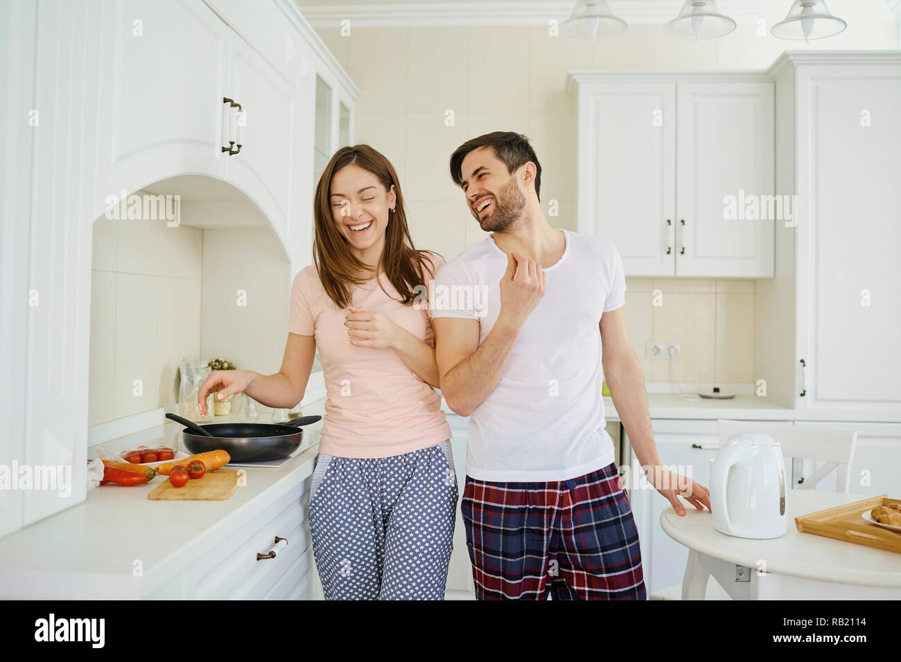 Young couple in kitchen hi-res stock photography and images - Alamy