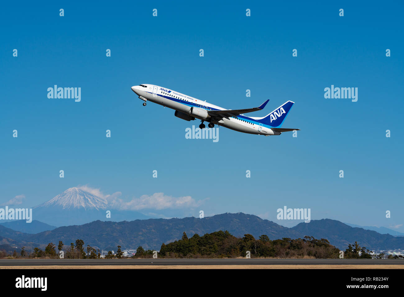 Shizuoka Japan Jan 5 2019 Ana Boeing 737 800 Taking Off From