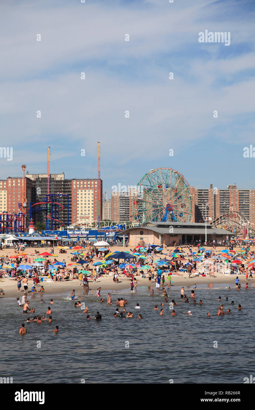 Coney beach crowded hi-res stock photography and images - Alamy