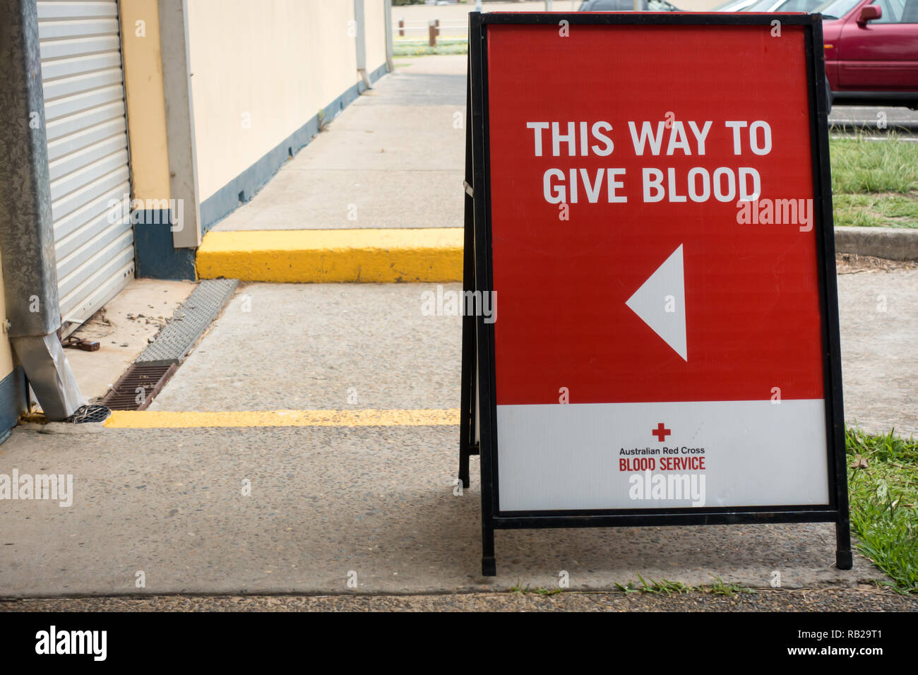 Blood Donor entry sign 'This Way to Give Blood' Stock Photo Alamy