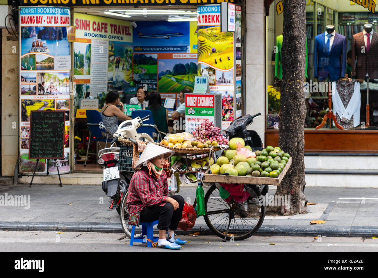 Hanoi fruit street vendor hi-res stock photography and images - Alamy