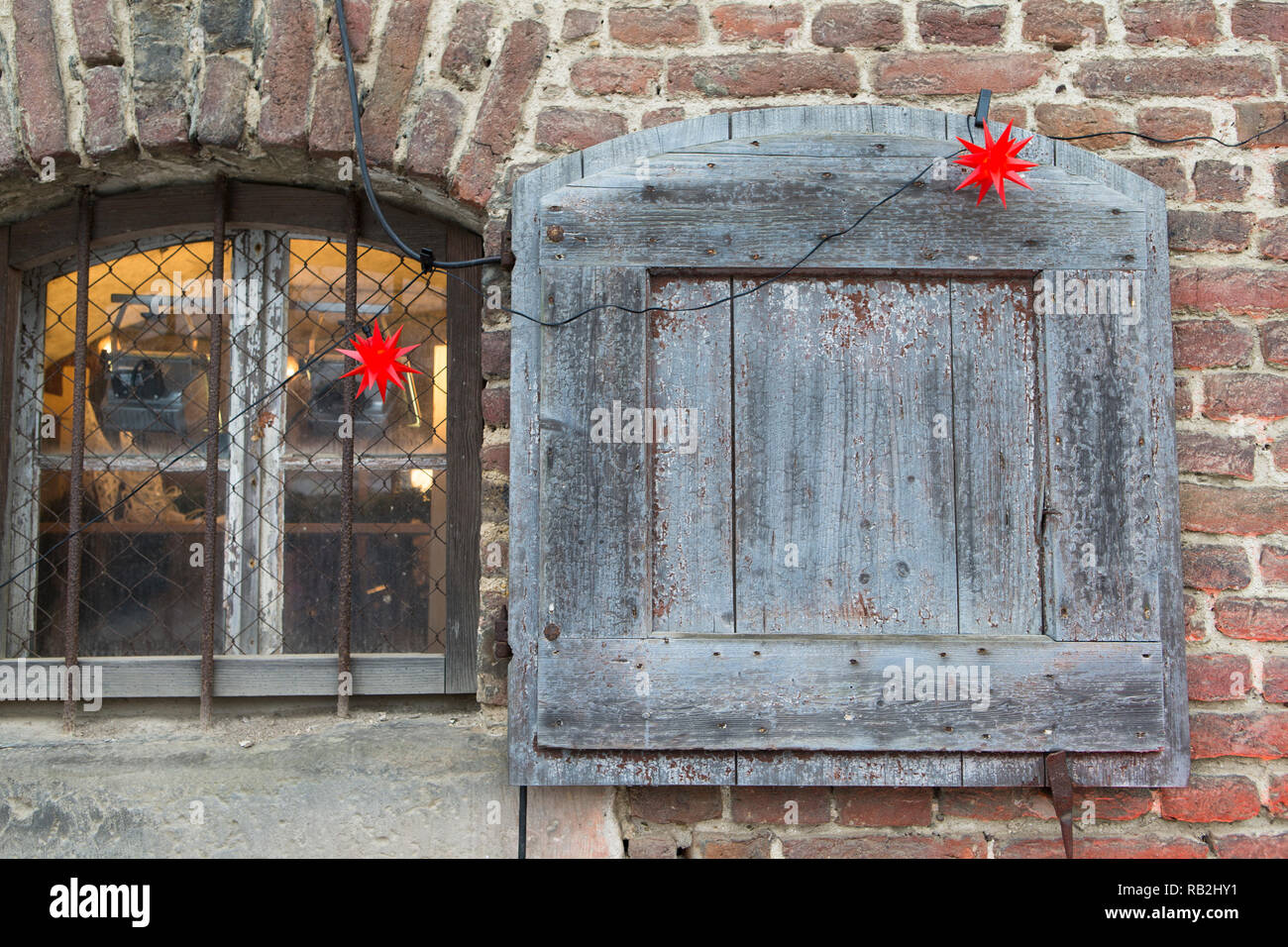 Christmas decorated window hi-res stock photography and images - Alamy