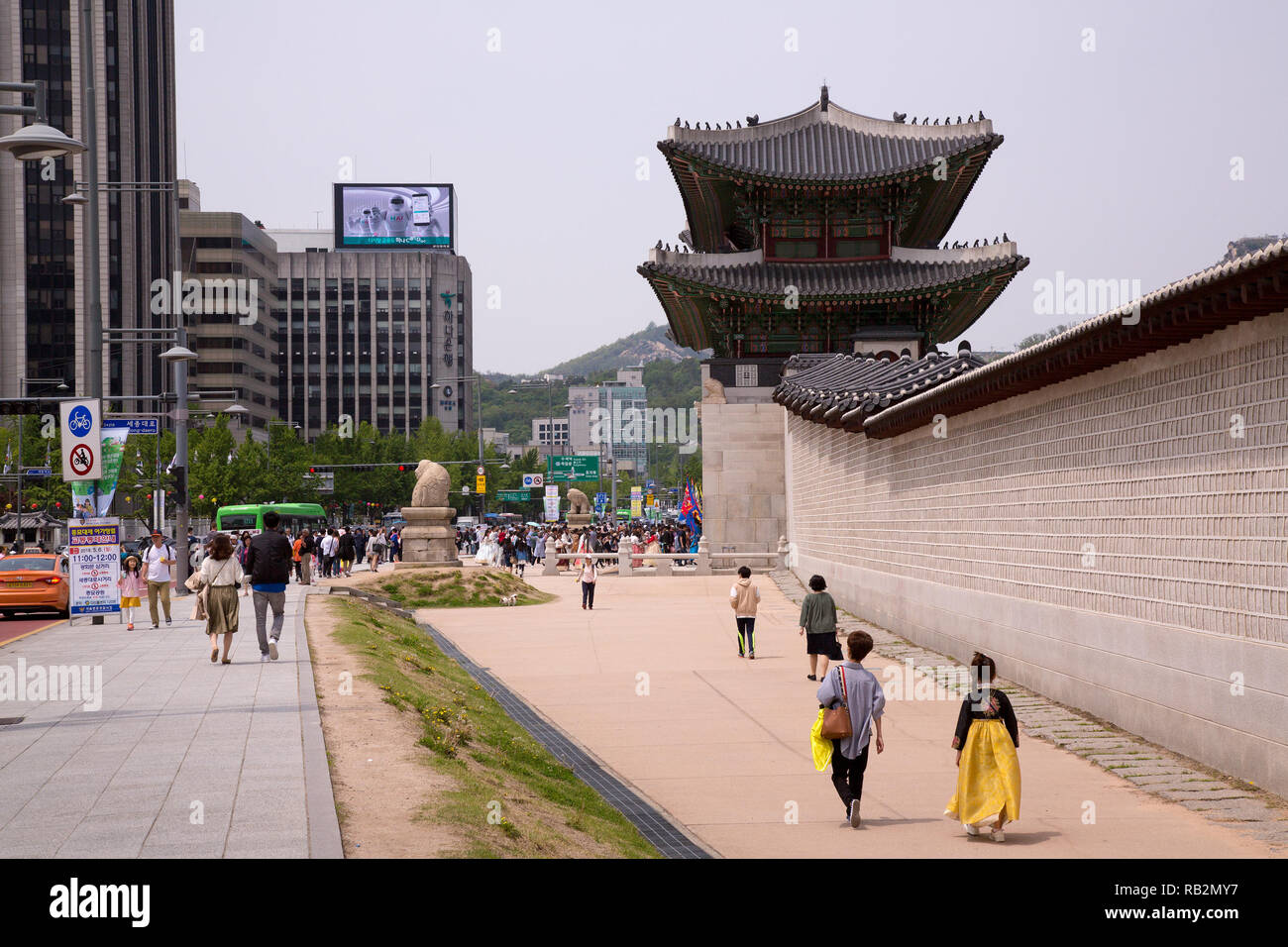 Visitors at the Gyeongbokgung Palace in Seoul, South Korea. Stock Photo