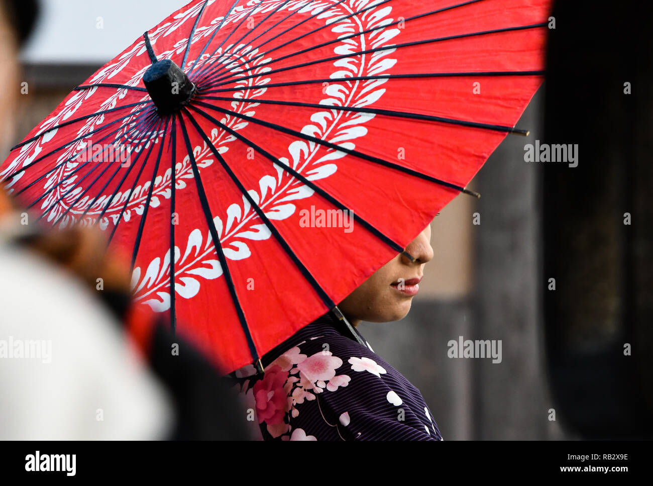 Osaka, Japan. 2nd Jan, 2019. A girl holds an umbrella at the Iconic Buddhist temple Kiyomizu-dera on Mount Otowa known for the scenic views on Wednesday, January 2, 2019. Photo by: Ramiro Agustin Vargas Tabares Credit: Ramiro Agustin Vargas Tabares/ZUMA Wire/Alamy Live News Stock Photo