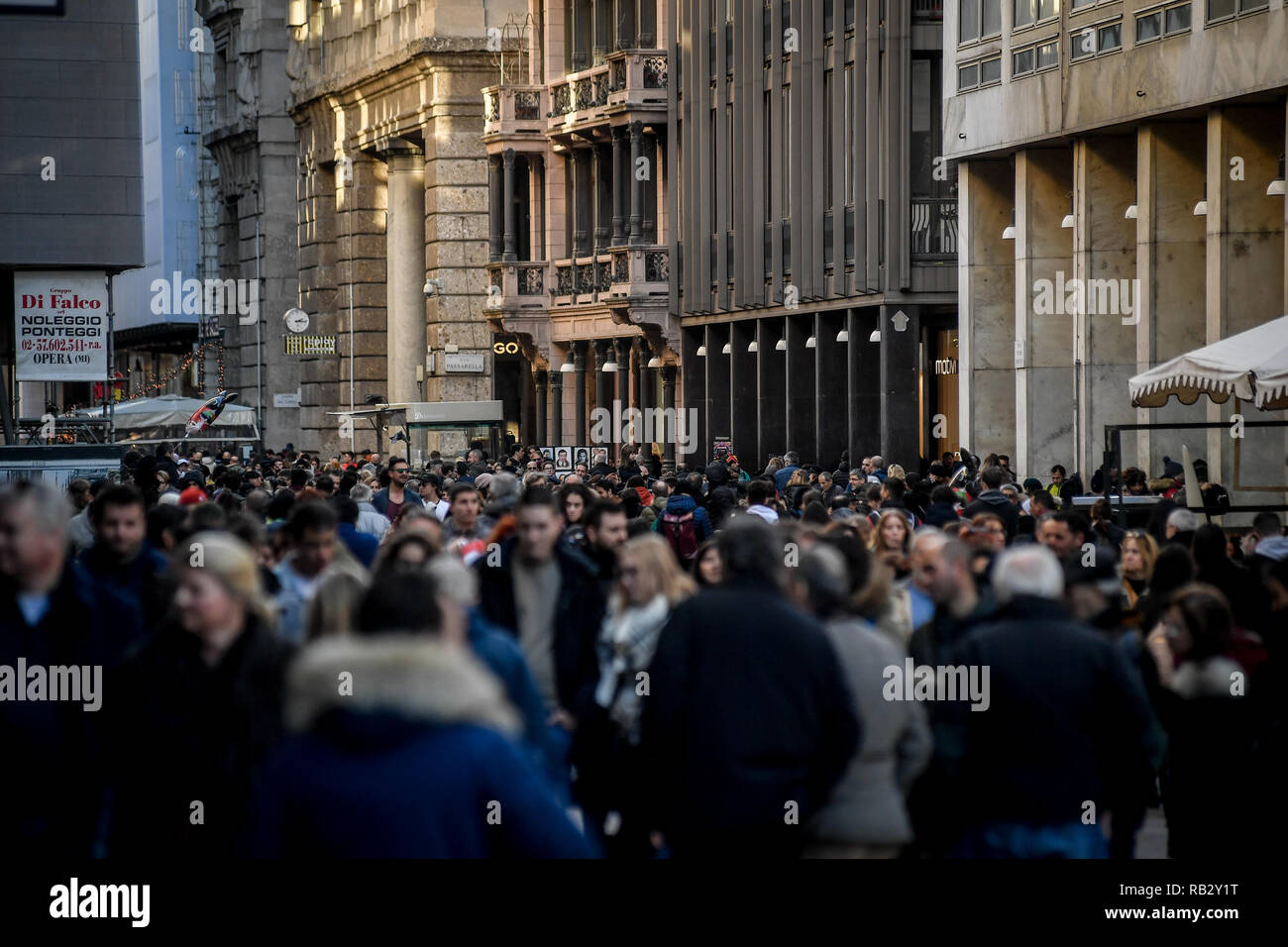 Milan, Italy. 06th Jan, 2019. Foto Claudio Furlan - LaPresse 06-01-2019  Milano ( Italia ) Cronaca Folla in Corso Vittorio Emanuele per i saldi  invernali Credit: LaPresse/Alamy Live News Stock Photo - Alamy