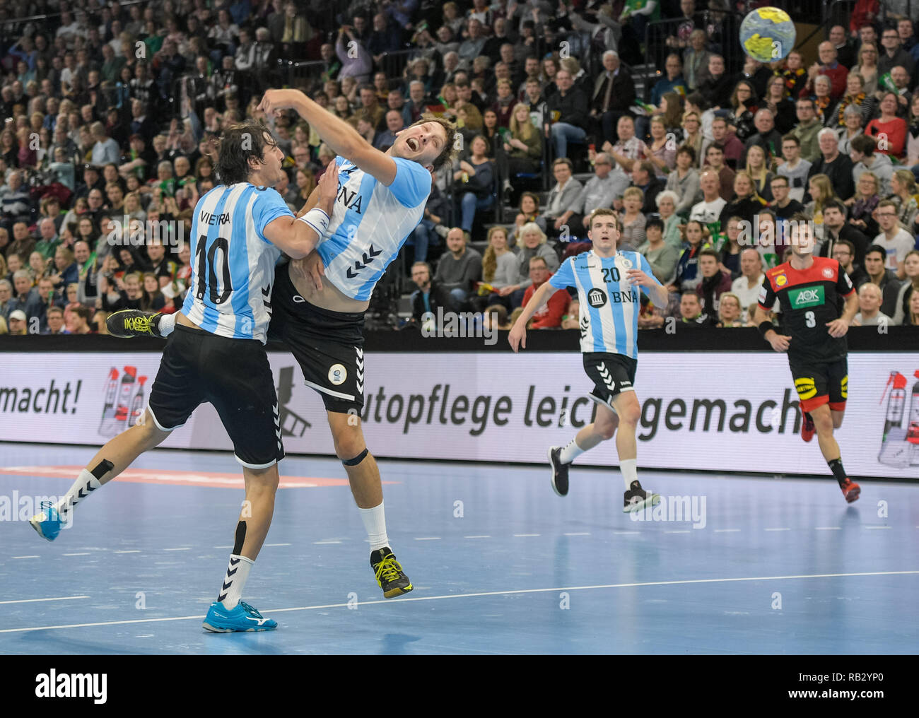 Kiel, Germany. 06th Jan, 2019. Handball: International match, Germany - Argentina. Argentina's Federico Matias Vieyra (l) and Argentina's Juan Pablo Fernandez cannot prevent a goal from being scored by a long drop. Credit: Axel Heimken/dpa/Alamy Live News Stock Photo