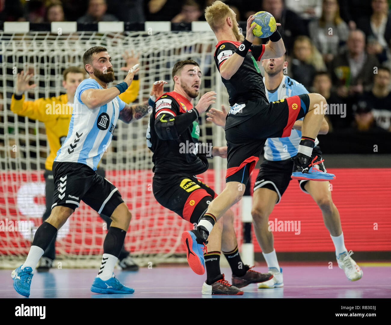 Kiel Germany 06th Jan 2019 Handball International Match Germany Argentina Argentina S Lucas Dario Moscariello L R Germany S Jannik Kohlbacher Germany S Matthias Musche And Argentina S Nicolas Bonnano Fight For The Ball Credit Axel
