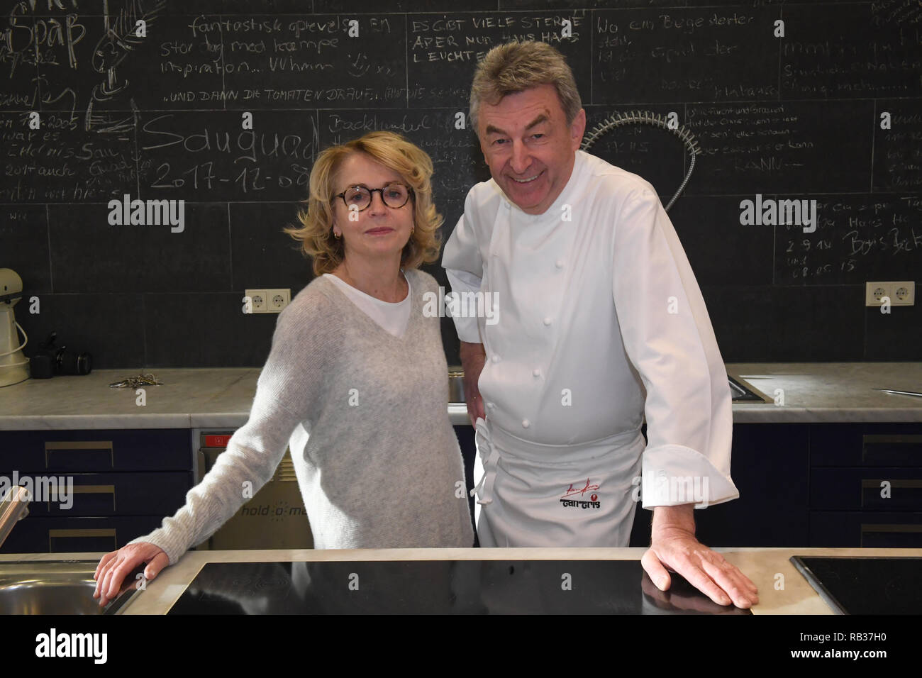 03 January 2019, Bavaria, München: dpa Exclusive: The actress Gisela Schneeberger (l) and the star chef Hans Haas laugh before cooking 'Kalbskopf in Ciabatta gebraten auf Endiviensalat' on the occasion of the broadcast of the ZDF two-parter 'Bier Royal' in the Hans Haas cooking school. Photo: Felix Hörhager/dpa Stock Photo