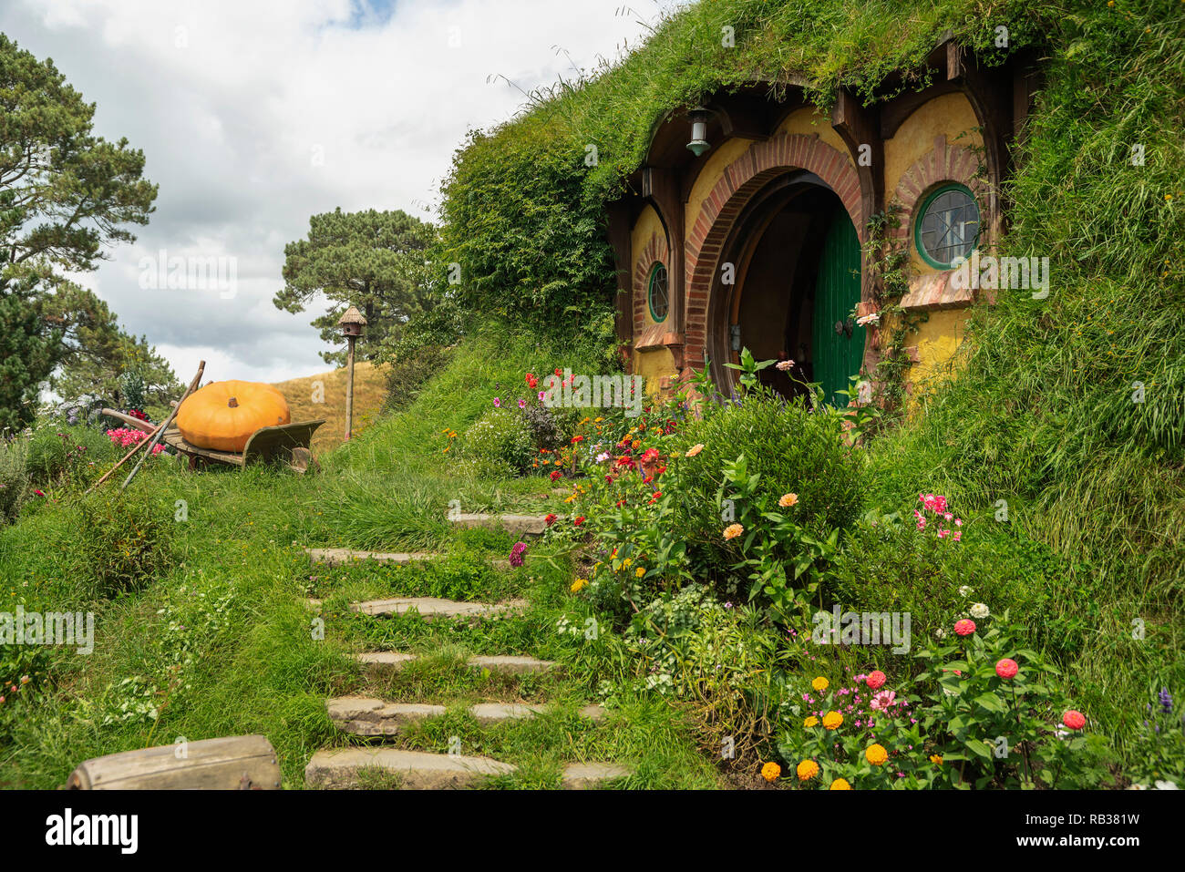 Bag End | Hobbit house, Hobbit hole, Earth homes