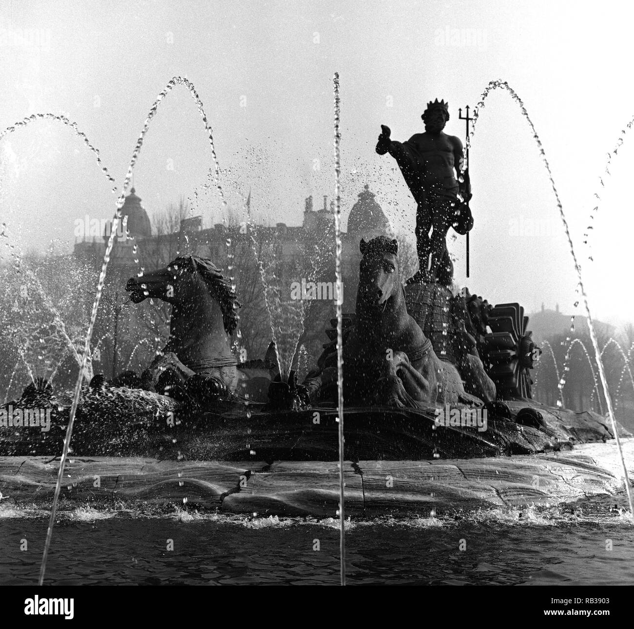 FUENTE DE NEPTUNO CONSTRUIDA ENTRE 1780 Y 1784 - NEOCLASICISMO ESPAÑOL - FOTOGRAFIA EN BLANCO Y NEGRO - AÑOS 60. Author: MENA, JUAN PASCUAL DE. Location: PLAZA DE CANOVAS DEL CASTILLO. SPAIN. Stock Photo