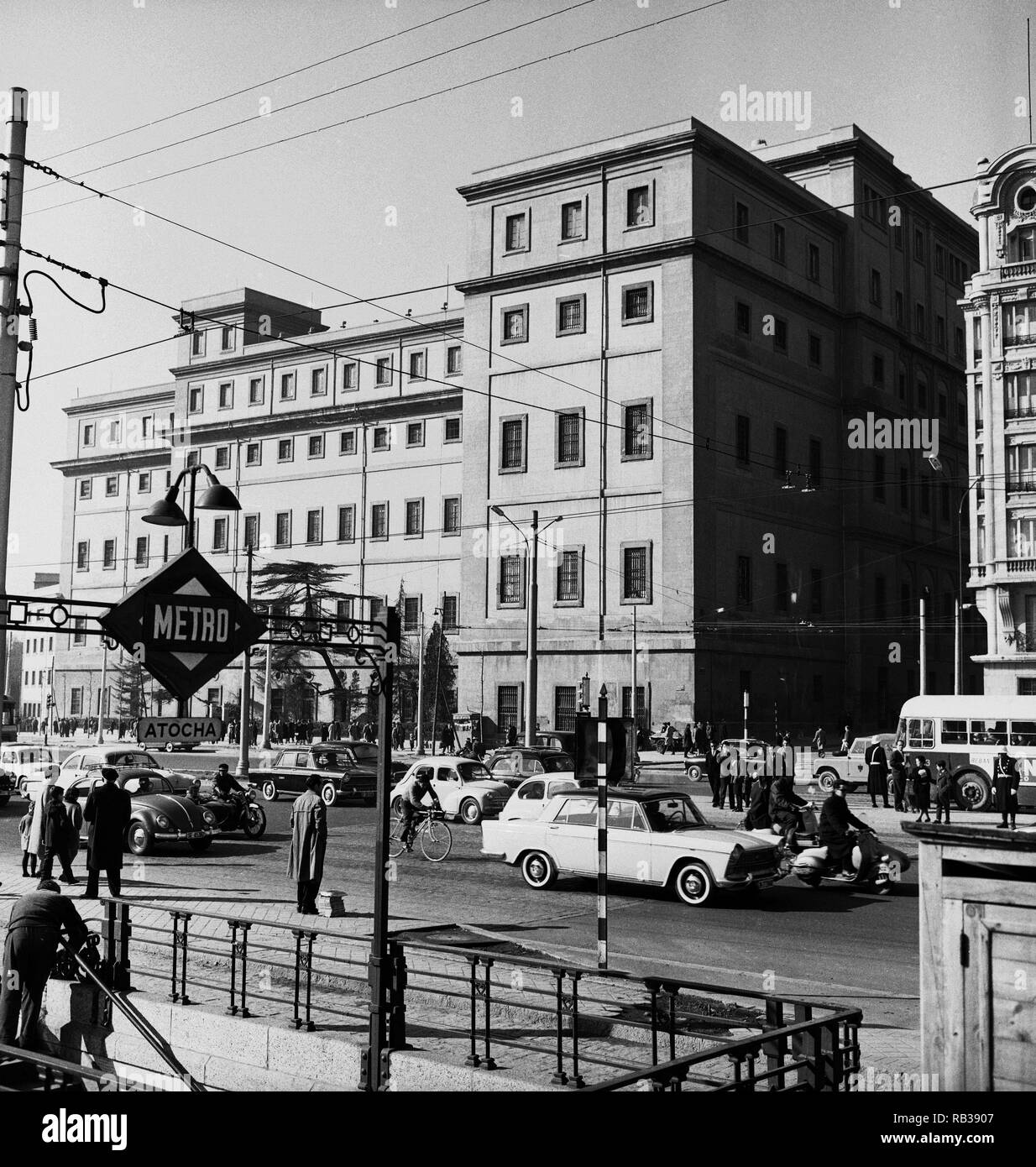 Glorieta Del Emperador Carlos V Ronda De Atocha Hospital General De Atocha Fotografia En Blanco Y Negro Anos 60 Location Exterior Spain Stock Photo Alamy