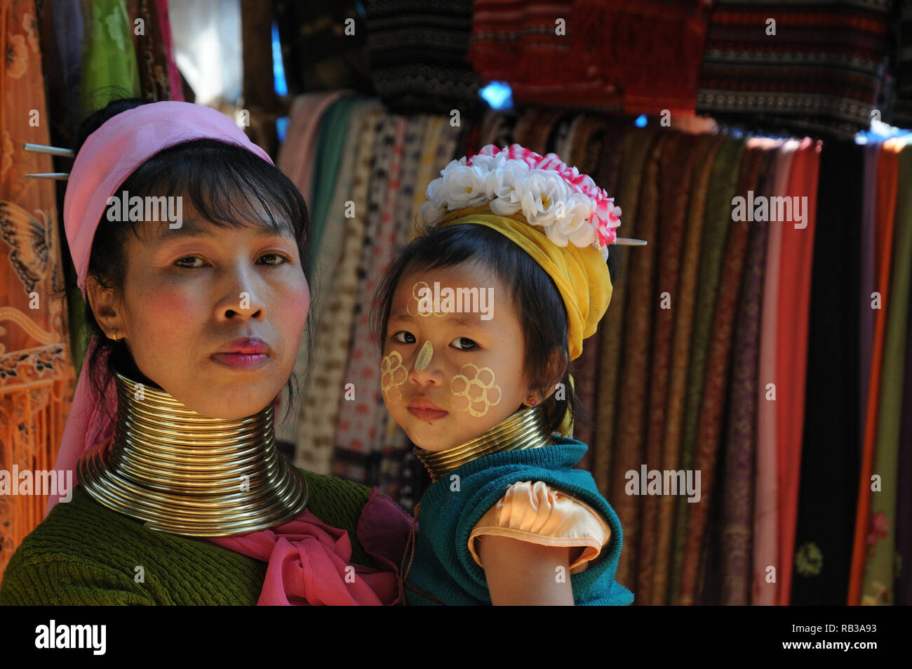 Kayan Lahwi woman and child with distinctive brass neck rings, Chiang Mai Province, Thailand Stock Photo