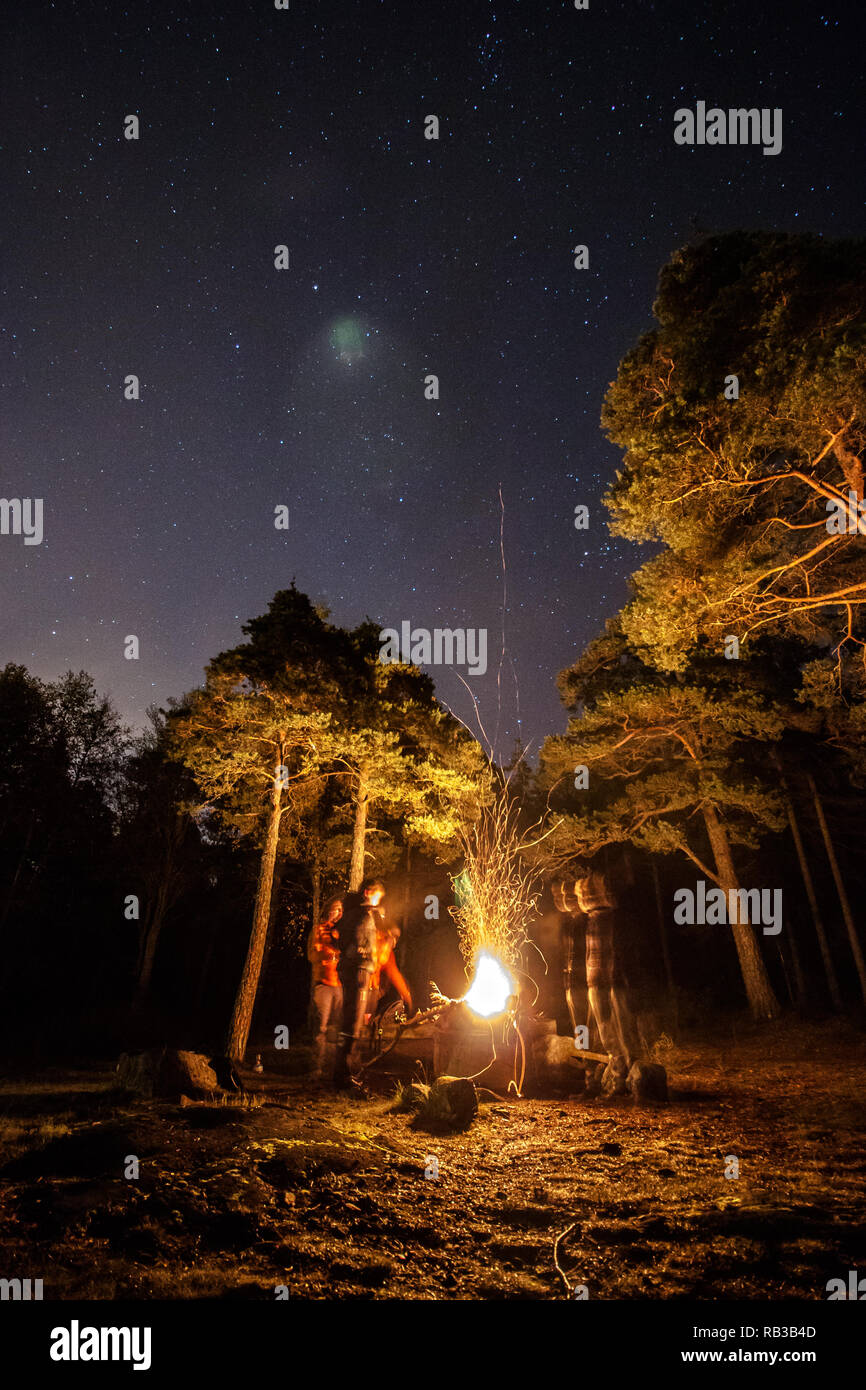Campfire at night Stock Photo - Alamy