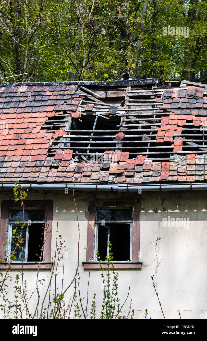 Strong earthquake damage hi-res stock photography and images - Alamy
