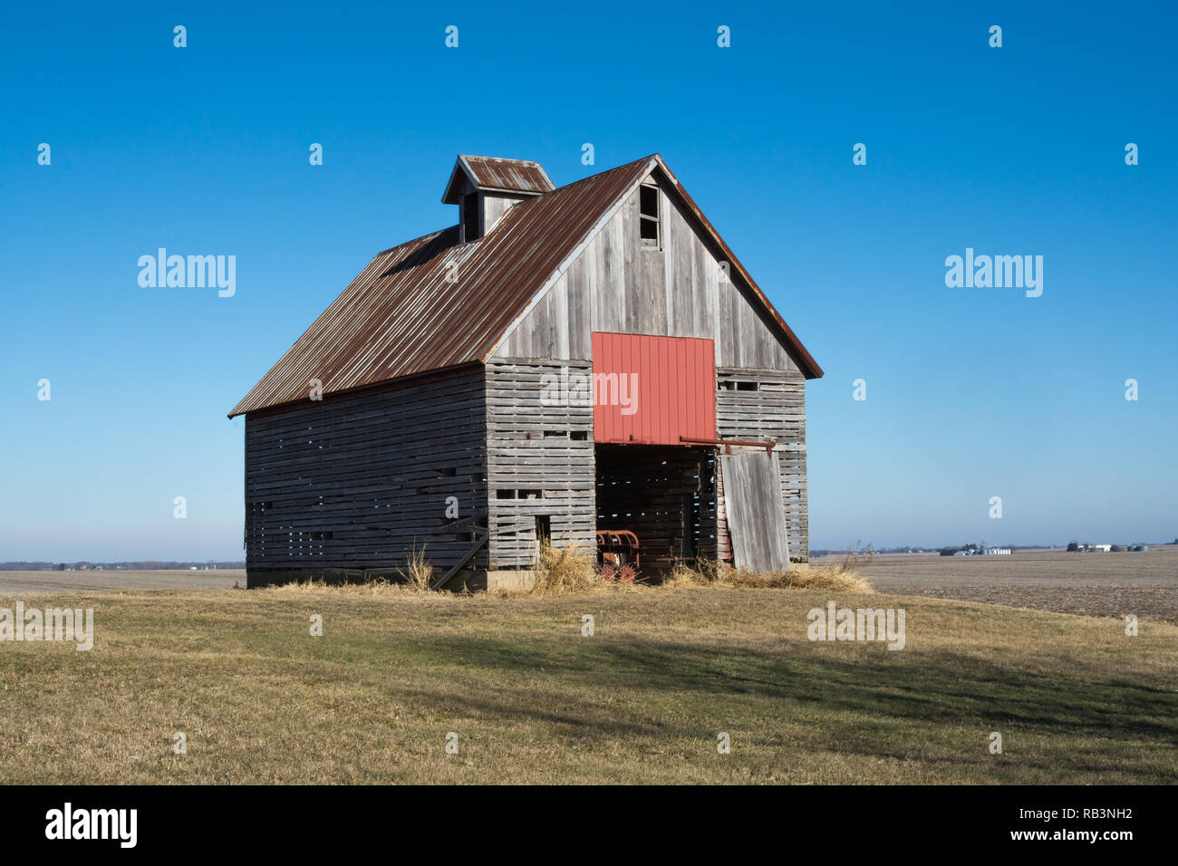 Old wooden barn in the rural open farmland. Illinois, USA Stock Photo ...