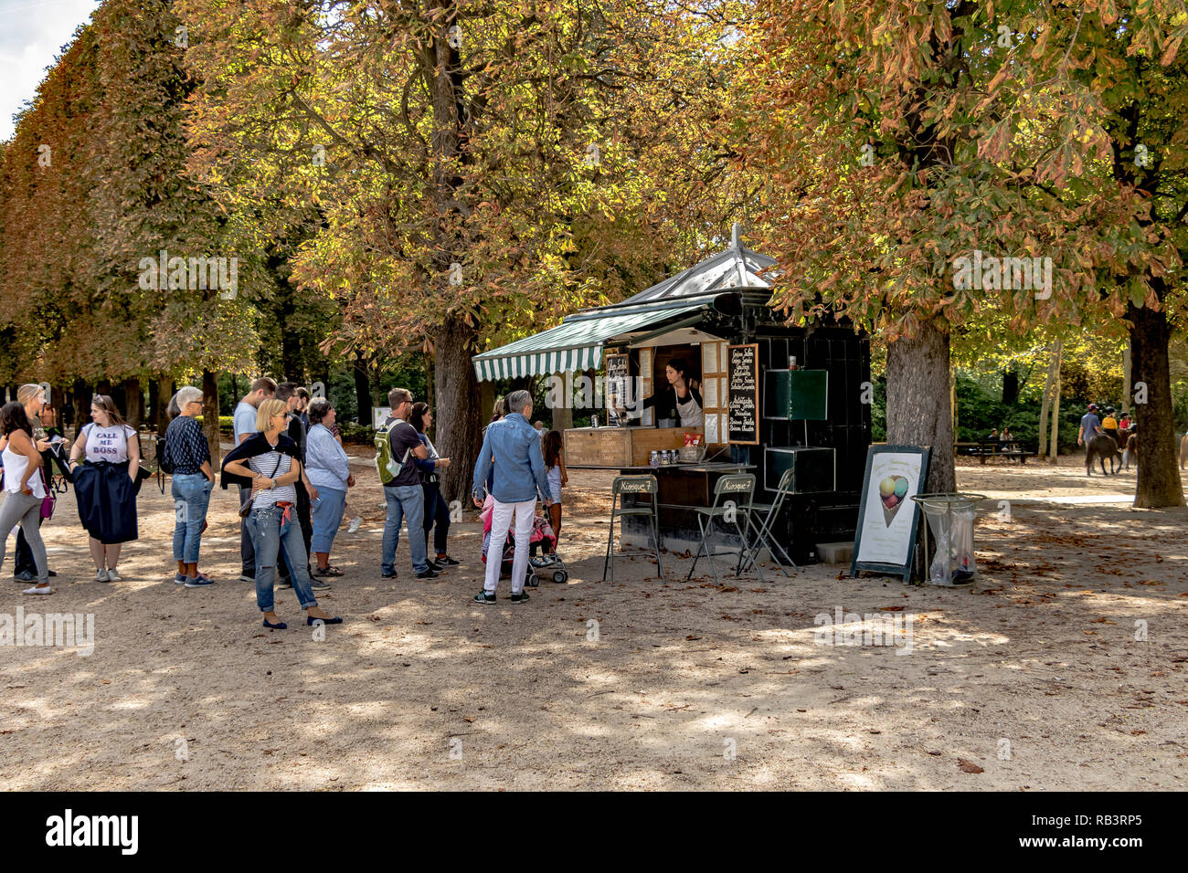 People queuing at a refreshment kiosk in Jardin du Luxembourg ,Paris Stock Photo