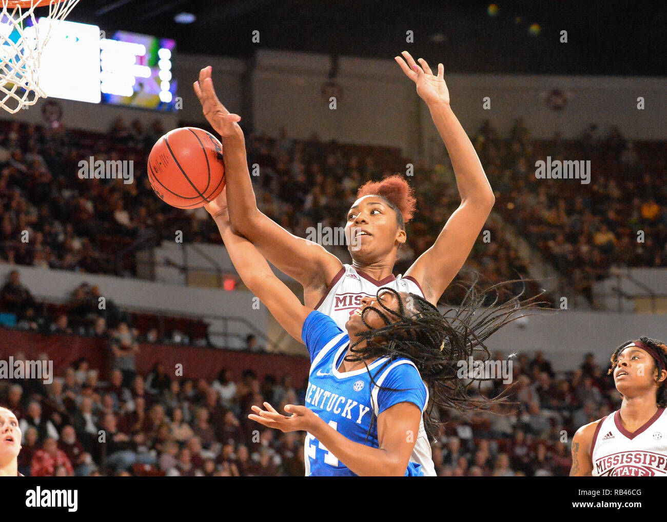 Starkville, MS, USA. 06th Jan, 2019. Kentucky guard, Taylor Murray (24),  drives to the hoop and is met by Mississippi State forward, Jessika Carter  (4), during the NCAA women's basketball game between