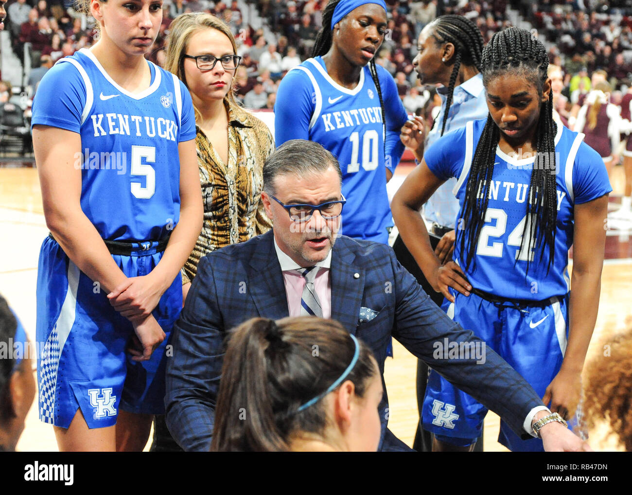 Starkville, MS, USA. 06th Jan, 2019. Kentucky Head Coach, Matthew Mitchell, in a huddle with players during the NCAA women's basketball game between the Kentucky Wildcats and the Mississippi State Bulldogs at Starkville, MS, USA. 06th Jan, 2019. Kentucky Head Coach, Matthew Mitchell, in a huddle with players during the NCAA women's basketball game between the Kentucky Wildcats and the Mississippi State Bulldogs at