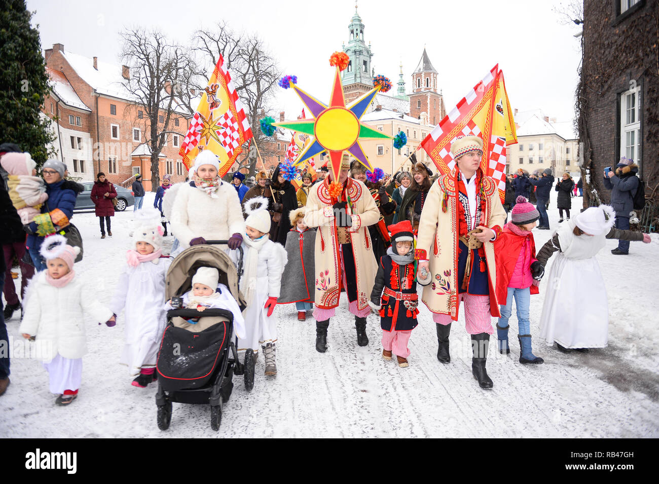 Krakow, Poland. 6th Jan 2019. Hundreds of people are seen as they  take part in the The Red Cortege, symbolising Europe, during the Epiphany celebrations at Wawel Castle. Credit: SOPA Images Limited/Alamy Live News Stock Photo