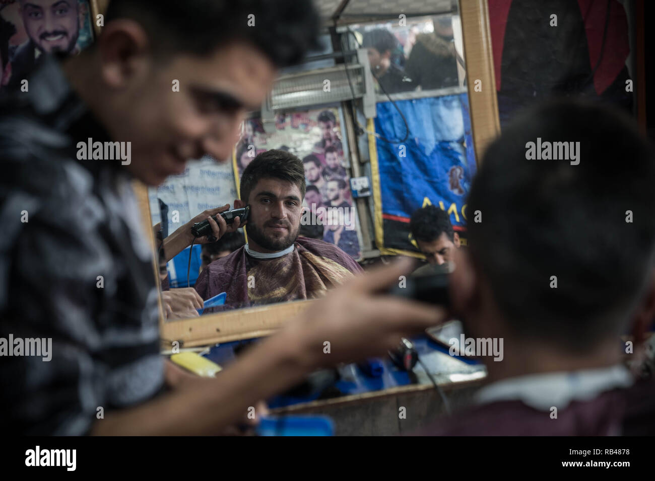 Zakho, Duhok Governorate, Iraq. 29th Dec, 2018. A Yazidi barber cutting hair for another Yazidi man at the market of the Bajed Kandala Camp.The Bajed Kandala IDP camp is hosting over 9000 Yazidi Internally Displaced Persons from Sinjar where they lost their homes to the ISIS militants in August 2014. Credit: Geovien So/SOPA Images/ZUMA Wire/Alamy Live News Stock Photo