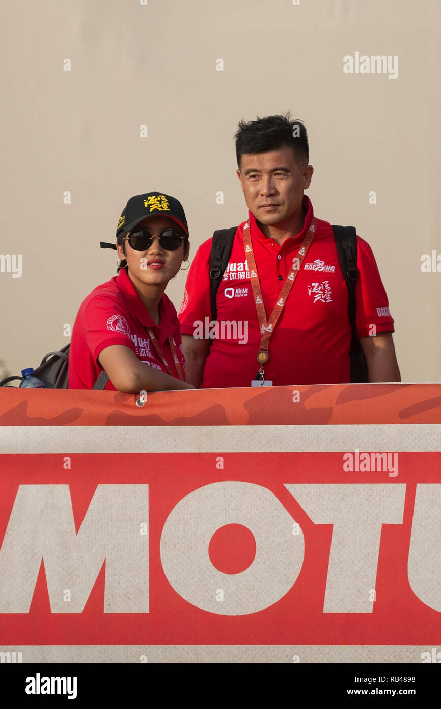 Lima, Peru. 6th Jan, 2019. Chinese driver Zhou Yong (R) looks on during ...