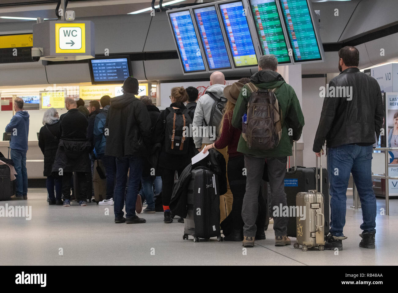 Berlin, Germany. 07th Jan, 2019. Travellers wait at a counter at Tegel Airport. In the morning, ground security personnel stepped on a several-hour warning climb called by the verdi trade union. Credit: Paul Zinken/dpa/Alamy Live News Stock Photo