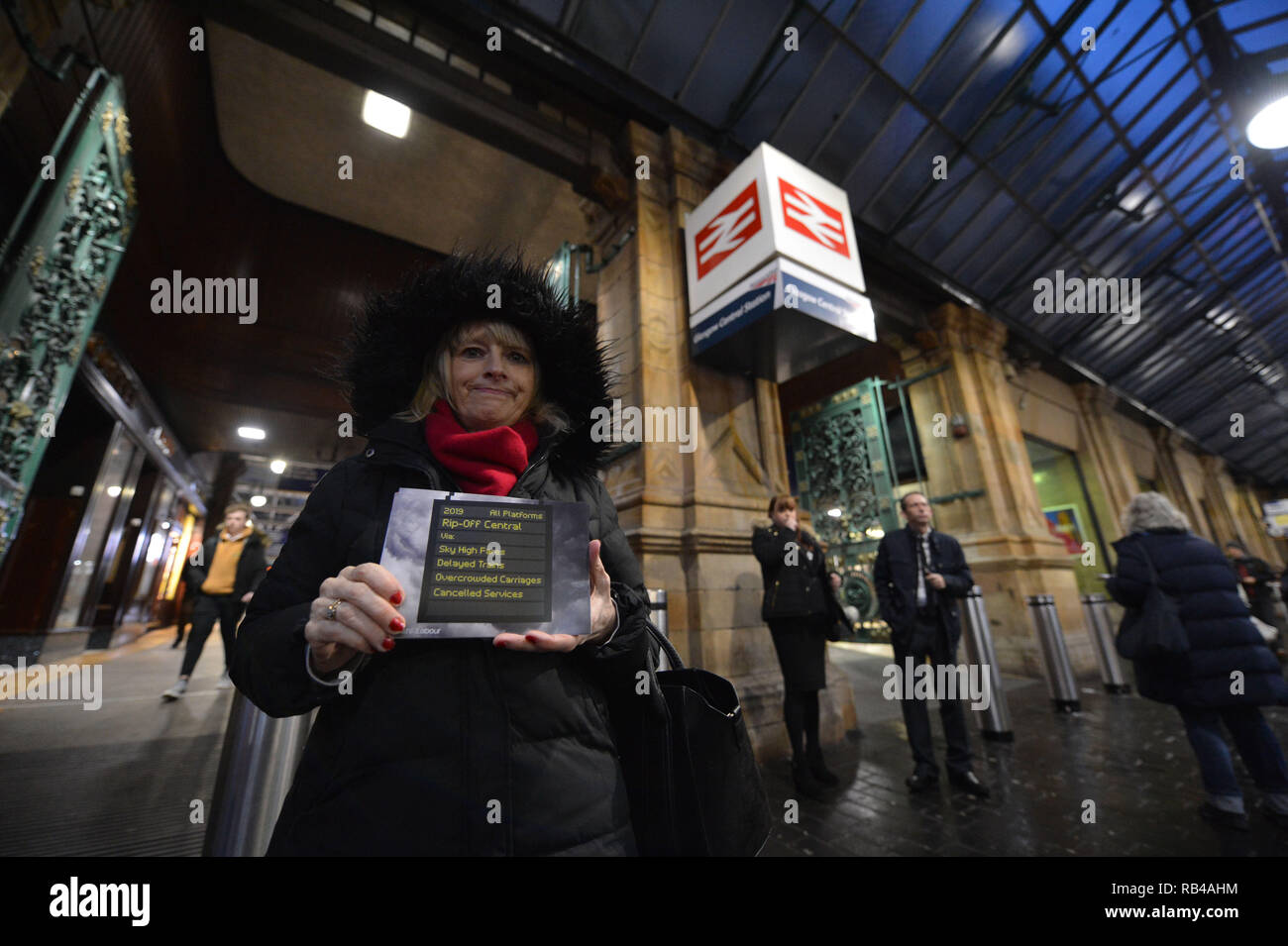 Glasgow, Scotland, UK.7th JAnuary 2019. Scottish Labour Leader - Richard Leonard MSP and campaigners hit train stations across Scotland today, as the party campaigns on its policy of public ownership.  The party steps up its campaign on public ownership as people from across Scotland start their first full week at work after the festive break.  Fares rose this month as SNP ministers ignored Labour’s plan for a Fares Freeze in the Scottish budget. Credit: Colin Fisher/Alamy Live News Stock Photo
