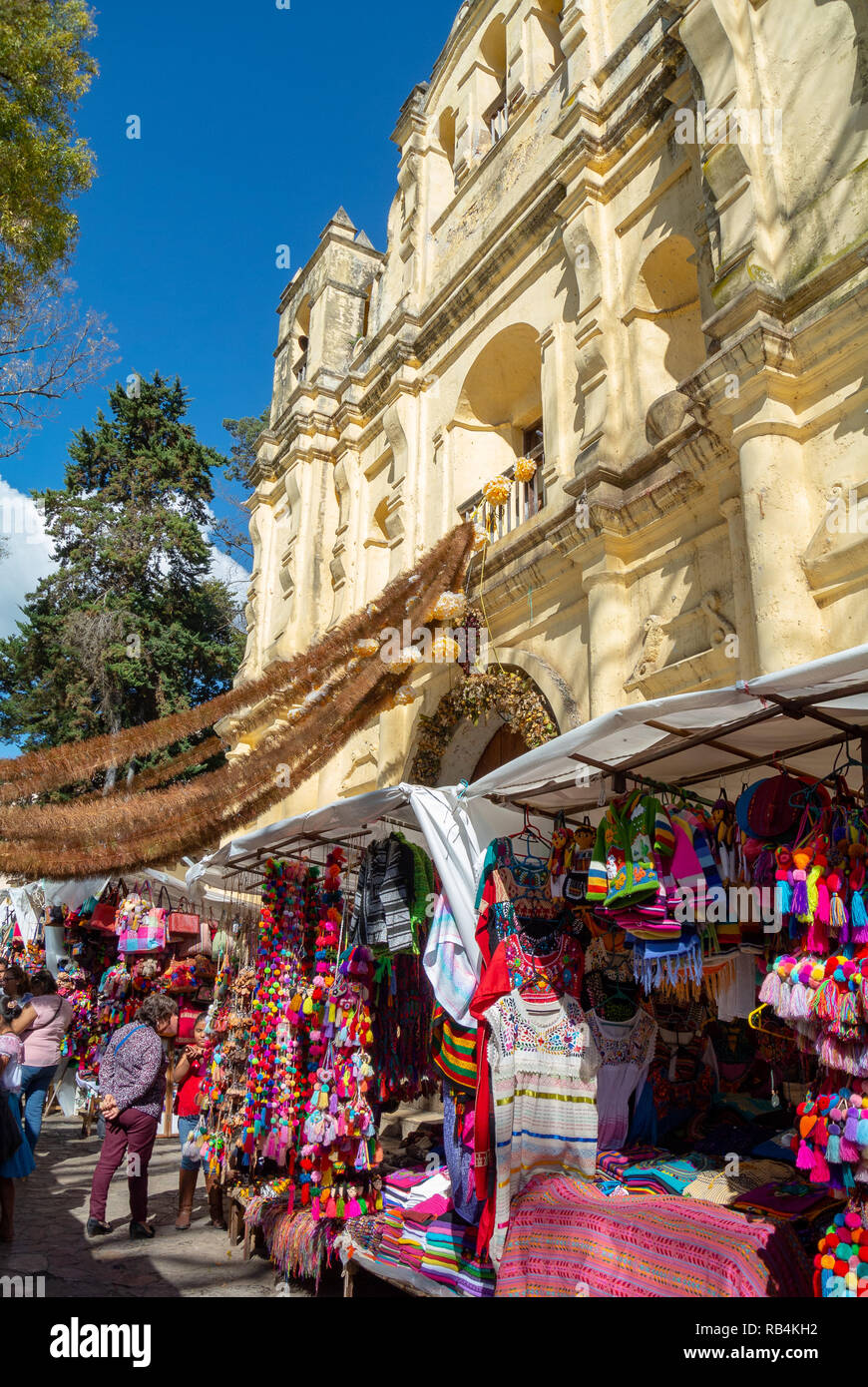 Mercado artesanias at Santo Domingo church, San Cristobal de las Casas,  Chiapas, Mexico Stock Photo - Alamy