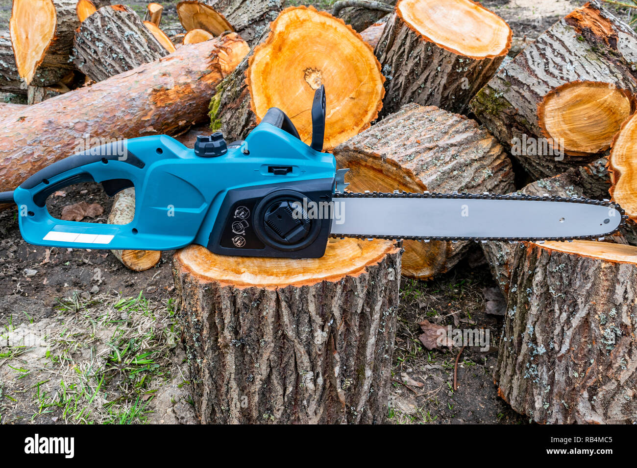 Chainsaw blade hi-res stock photography and images - Alamy