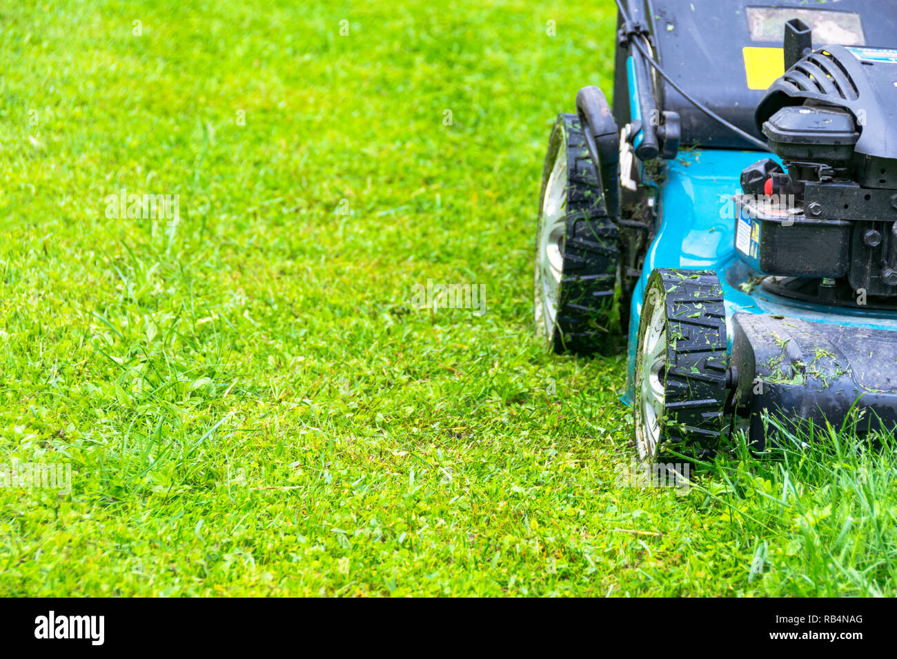 Park grass cutting hi res stock photography and images Page 23