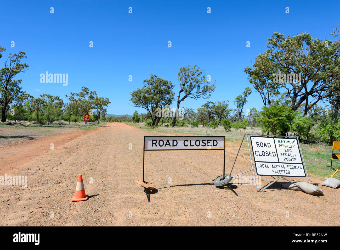 Road Closed sign on dirt road leading from Mount Surprise to Einasleigh, Queensland, QLD, Australia Stock Photo