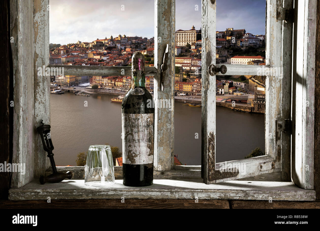 Blick durch ein Fenster auf Porto Stock Photo