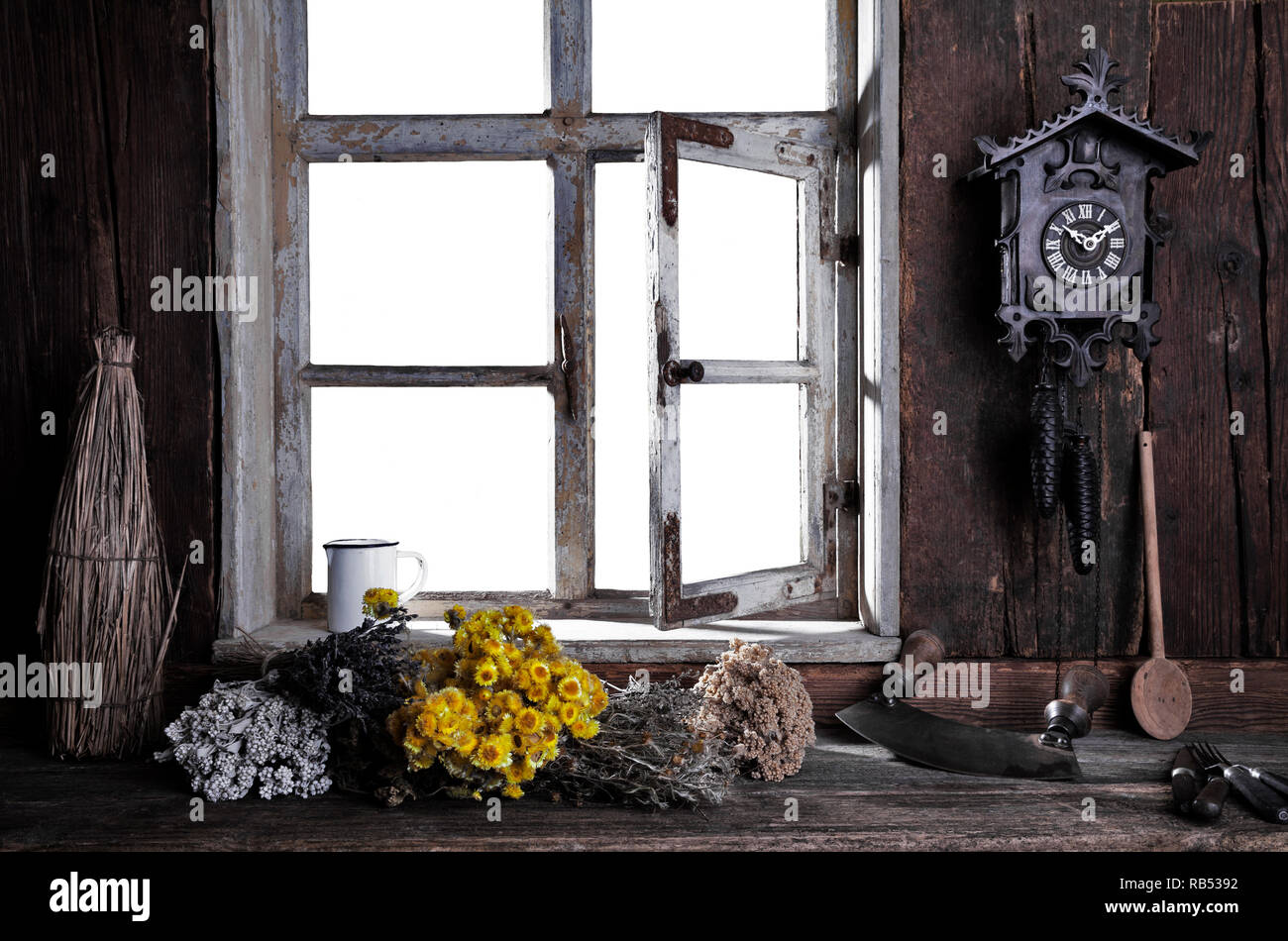 Landhausküche mit Blick dur das Fenster Stock Photo