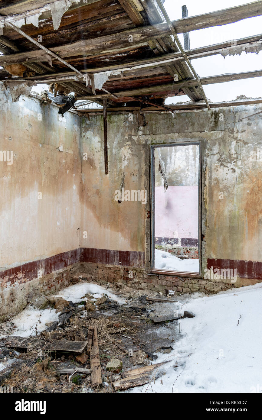 Abandoned building ruins and interior with cracked walls Stock Photo ...