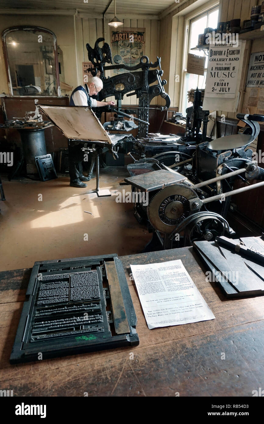 old fashioned letterpress printer at work Stock Photo - Alamy