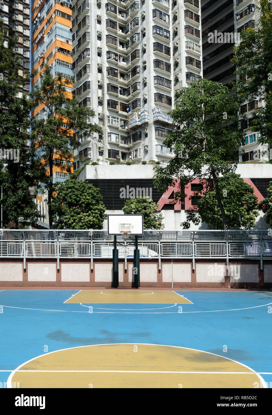 Basketball in Hong Kong in einem Hinterhof in blau und gelben farben Stock Photo