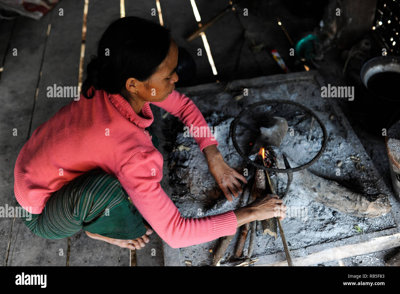 LAO PDR, province Oudomxay , village Houyta, ethnic group Khmu, woman cooks with firewood / LAOS Provinz Oudomxay Dorf Houyta , Ethnie Khmu , Frau Yi kocht mit Feuerholz in ihrer Kueche Stock Photo