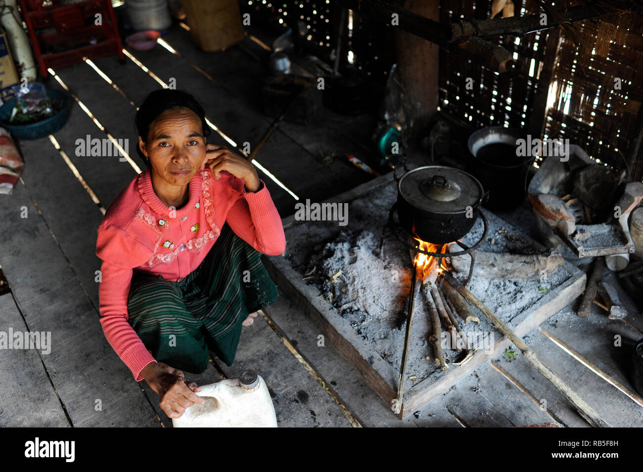 LAO PDR, province Oudomxay , village Houyta, ethnic group Khmu, woman cooks with firewood / LAOS Provinz Oudomxay Dorf Houyta , Ethnie Khmu , Frau Yi kocht mit Feuerholz in ihrer Kueche Stock Photo