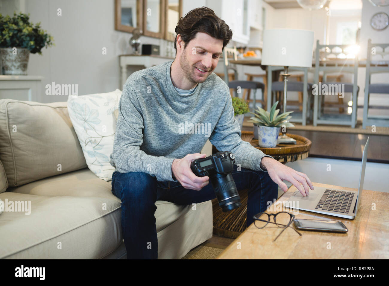 Using digital camera hi-res stock photography and images - Alamy