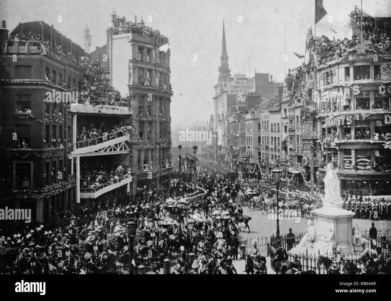 Photograph of the Diamond Jubilee procession in London. Lord Frederick Sleigh Roberts (1832 - 1914) is seen supervising the arrangements in St Paul's Churchyard. The ceremony marked the Diamond Jubilee of Queen Victoria (1819 - 1901). Dated 1897 Stock Photo