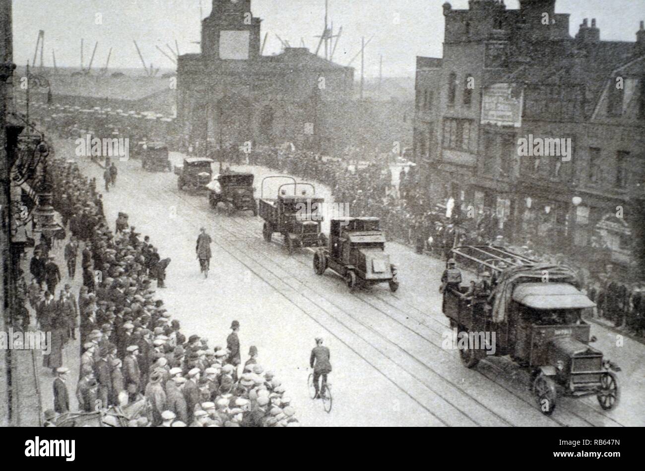 During the general strike of 1926, London crowds look on as troops pass through the streets Stock Photo