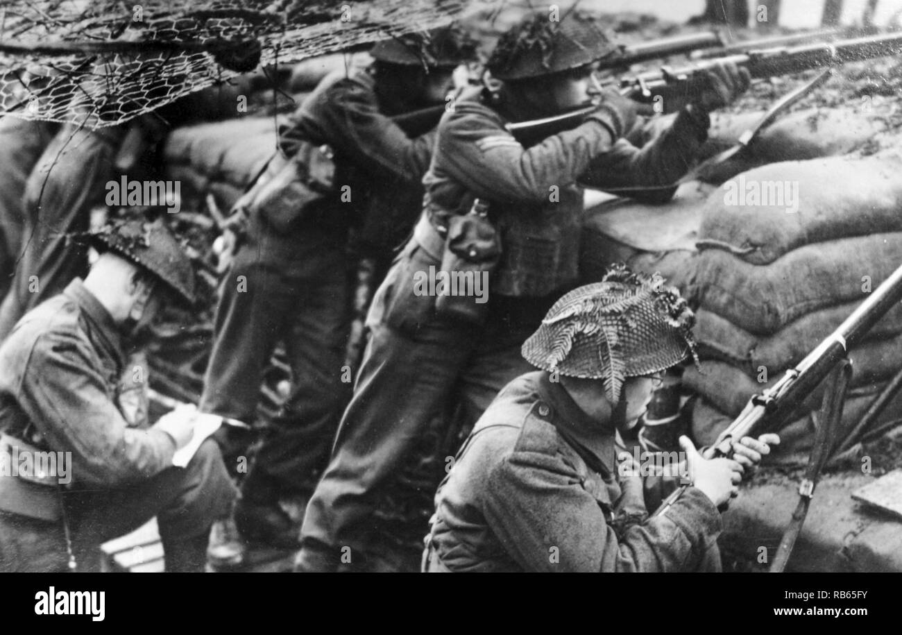 World War Two: riflemen of the Warwickshire regiment in action during the battle of France 1940 Stock Photo