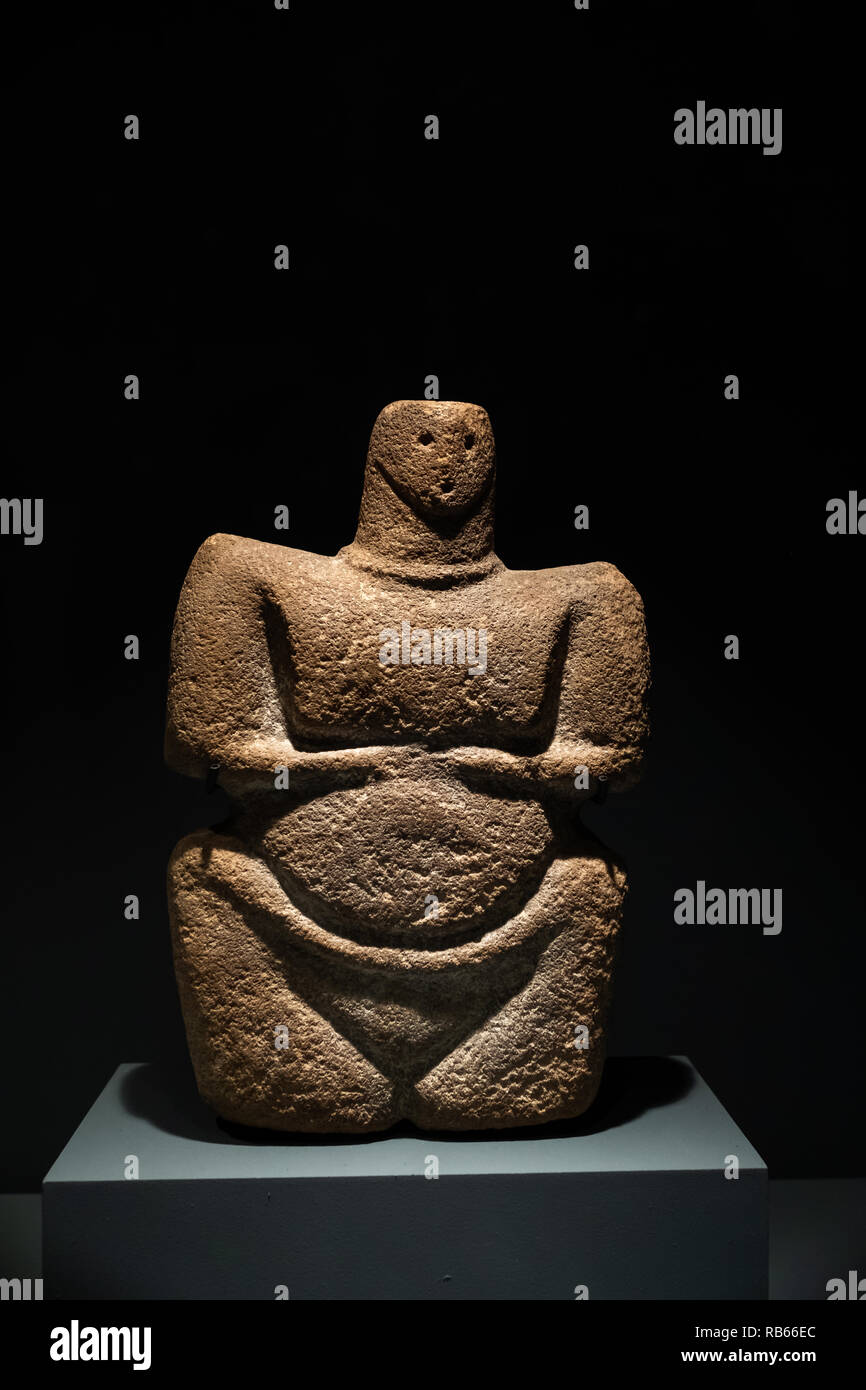 Statuettes of a female figure - 4000-3000 BCE, displayed at Louvre Abu Dhabi. Stock Photo