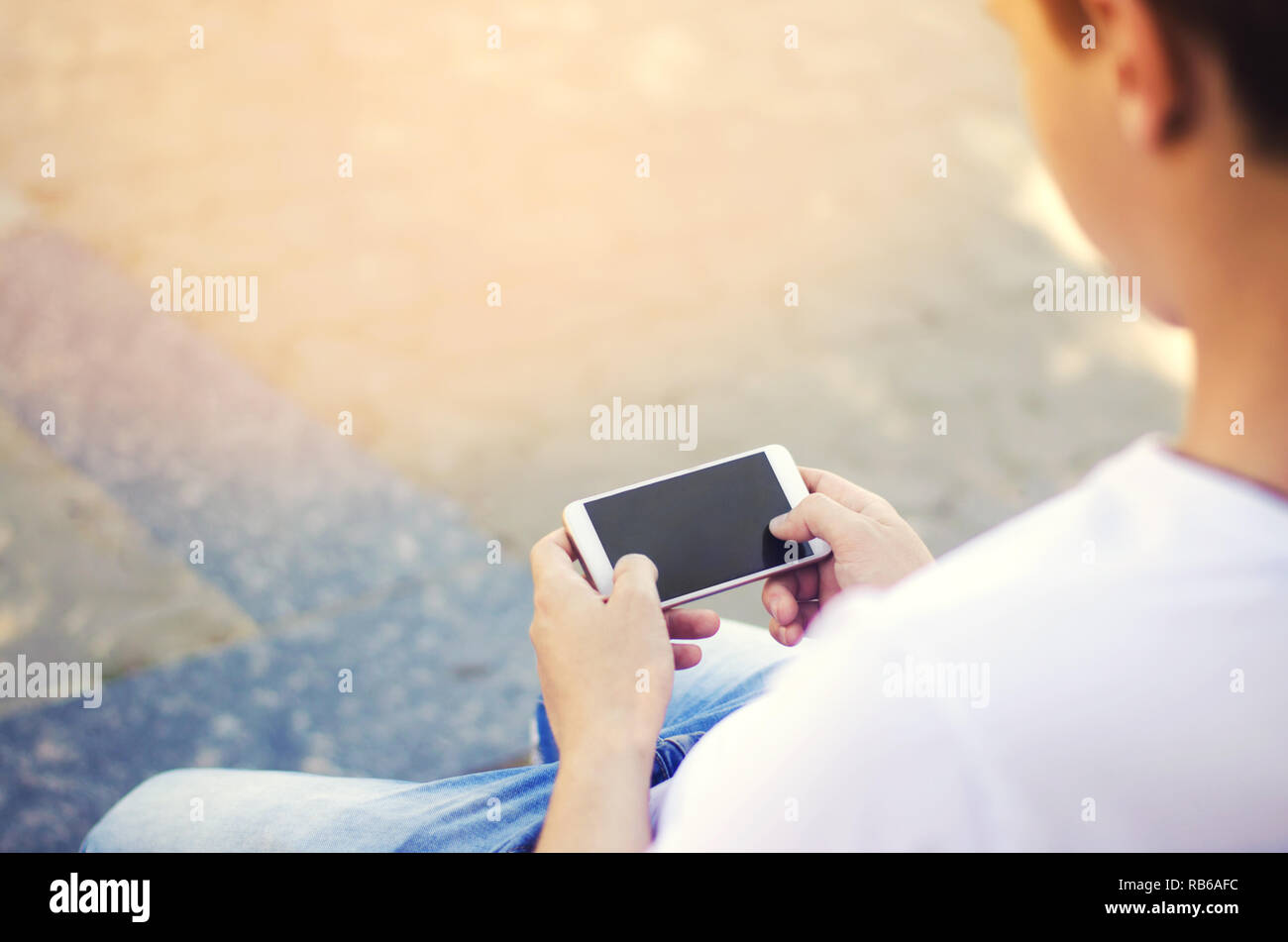 Экран зависимость. Телефон подростков экран. Подглядывает в экран телефона. Смартфон и я едины. Человек подглядывает в экран телефона.