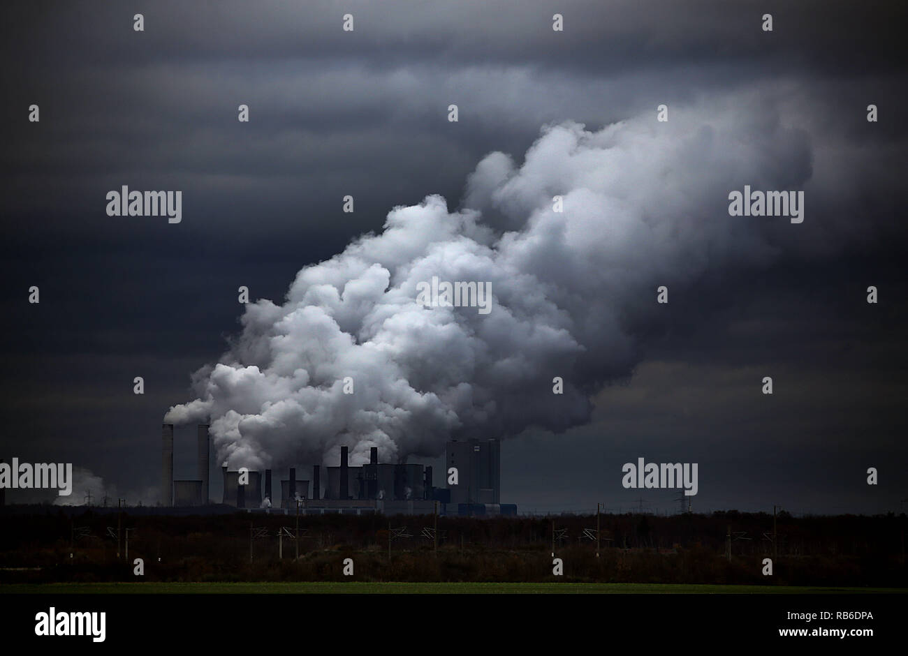 Grevenbroich, Germany. 07th Dec, 2018. Steam and smoke rise from the RWE lignite-fired Neurath power plant. Credit: Oliver Berg/dpa/Alamy Live News Stock Photo
