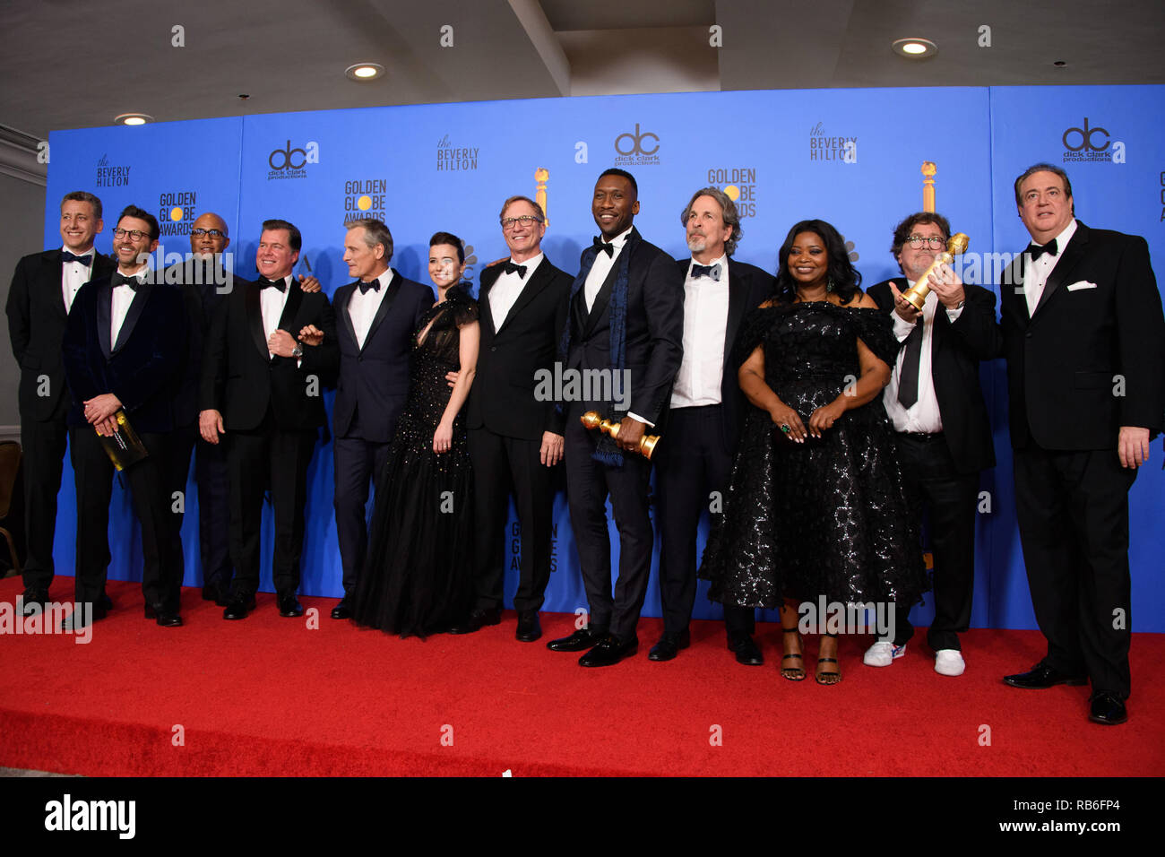 Beverly Hills, USA. 06th Jan, 2019. After winning the Golden Globe for BEST MOTION PICTURE - COMEDY OR MUSICAL for 'Green Book', John Sloss, Jonathan King, Kwame Parker, Brian Currie, Viggo Mortensen, Linda Cardellini, Jim Burke, Mahershala Ali, Peter Farrelly, Octavia Spencer, Charles B. Wessler, Nick Vallelonga pose with the award backstage in the press room at the 76th Annual Golden Globe Awards at the Beverly Hilton in Beverly Hills, CA on Sunday, January 6, 2019. Credit: PictureLux/The Hollywood Archive/Alamy Live News Stock Photo