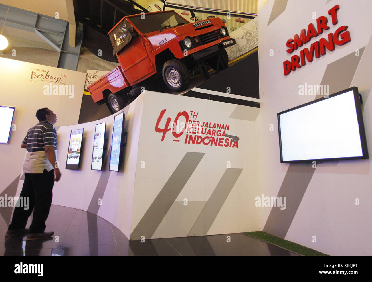 Malang, East Java, Indonesia. 5th Jan, 2019. A man seen watching the 1st Generation Toyota Kijang collection from the Museum Angkut (Museum of Transportation). This museum has thousands of collections of transportation vehicles from various eras. Credit: Adriana Adinandra/SOPA Images/ZUMA Wire/Alamy Live News Stock Photo