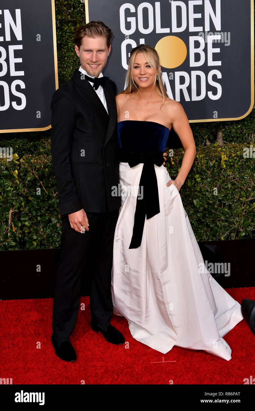 kaley cuoco golden globes 2019 dress