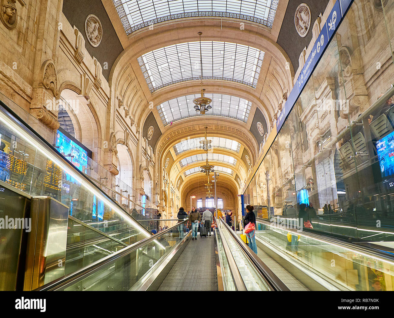 Travellers in the main hall, antique Sala della Biglietteria, of the Milano Centrale train station. Milan, Lombardy, Stock Photo